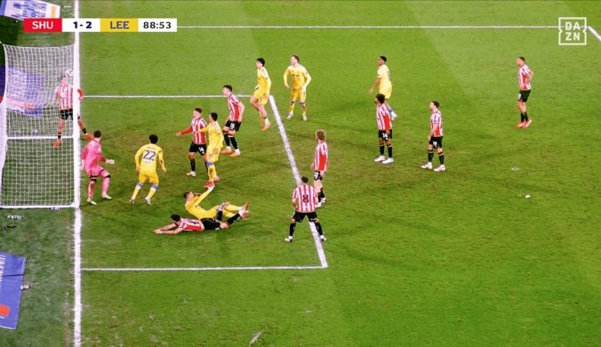 スタジアム大爆発！ 田中碧が“天王山”で劇的決勝ゴール「リーズの年間MVPだ」「一緒にプレミアリーグへ！」「もうレジェンドだ」エモすぎる歓喜の輪が広がった一部始終 3枚目