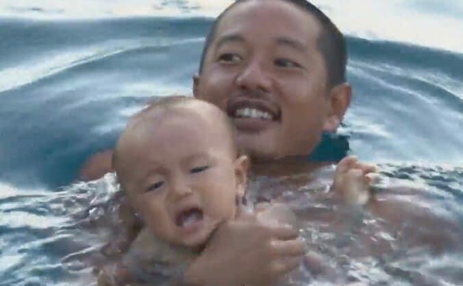 【写真・画像】生後10ヶ月の長男が全裸で海にダイブ！奄美大島の“船上生活一家”の日常に驚きの声「うそ！？もういけるの？」「感性豊かな子になりそう」　1枚目