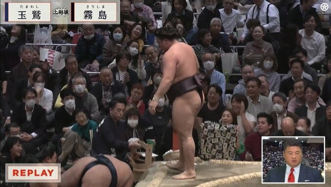 近くに力士が落下してきた際の神田松鯉先生と春野恵子さん（写真左側）