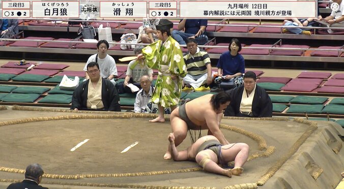 滑翔が背中から土俵に落ちた決着の場面