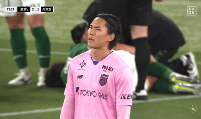 「何やってるんだ！」FC東京守護神の“衝撃失点”にSNS騒然…「ちょっとお粗末」「なに余裕こいてるんや」「やらかしてるな」野澤大志ブランドンが痛恨ミスの瞬間 2枚目