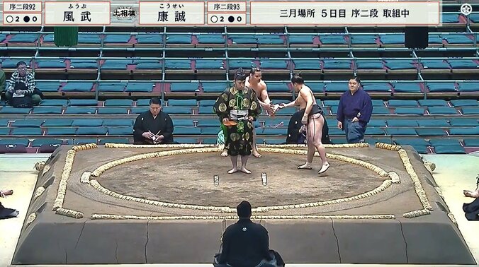 「咄嗟にできることではない」力士の振る舞いに感嘆 取組後の一コマが話題 丁寧な所作に称賛の声 3枚目