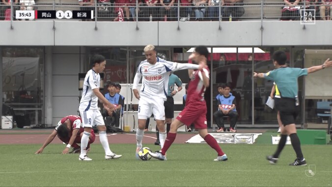 「レッドだろ！」新潟DFが激昂→岡山DFの喉元を突き飛ばす…「報復行為で普通に暴力」「ベテランがやることじゃない」振る舞い＆判定に批判殺到「なんで舞行龍だけイエロー？」 2枚目