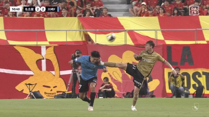 「完全にレッド」名古屋ユンカー、危険な顔面足裏キックで一発退場に「もろ足裏が顔に入ってるやん」 4枚目