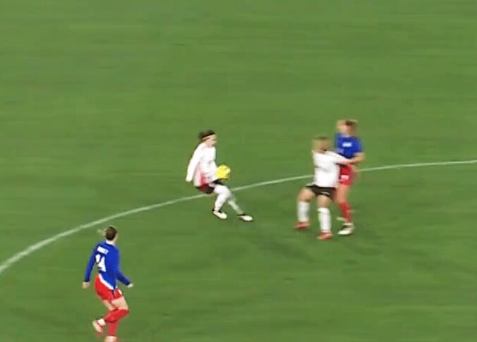 【写真・画像】別格！ 長谷川唯、“絶品アウトサイド股抜きパス”で世界女王アメリカを完全翻弄「本当に上手い」「落ち着きえぐい」敵地スタジアムも騒然とした瞬間　1枚目