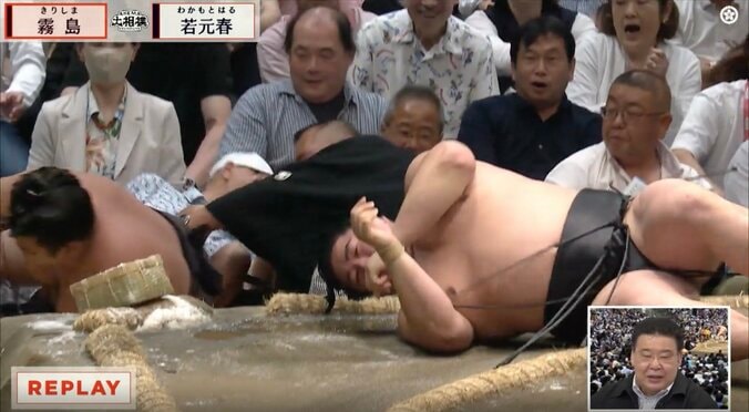 大関・霧島、1敗死守も顔面強打で流血 一回転して土俵下へ落ち苦悶「プロレス技みたい」「真っ逆さますぎる」館内騒然 5枚目
