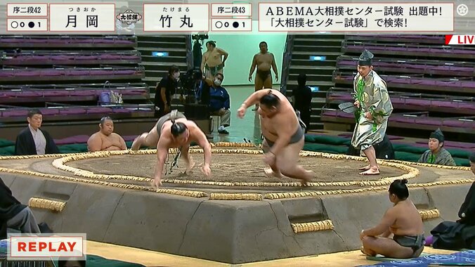 こっちが勝ち？そっちが勝ち？同時にばったり倒れた2人の力士、際どい勝負に思わず見つめ合った一瞬 1枚目