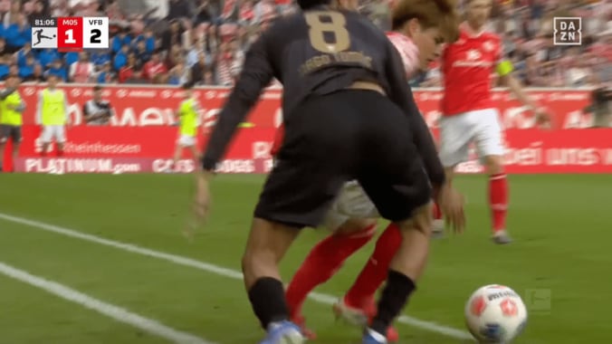 「嘘だろ…」佐野海舟の“ありえない体幹”に相手驚愕！警告ファウルを食らい一回転→即復活のフィジカルが圧巻すぎる 4枚目