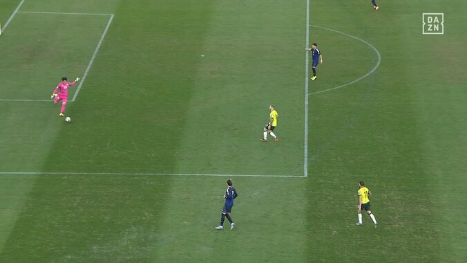 「やらかした」日本代表GK・谷晃生、自陣ゴール近くで痛恨のパスミス→大ピンチに「またやってるやん」「あぶねぇ」「ゴール前でミスは怖すぎる」あわや失点キックミスの瞬間 5枚目