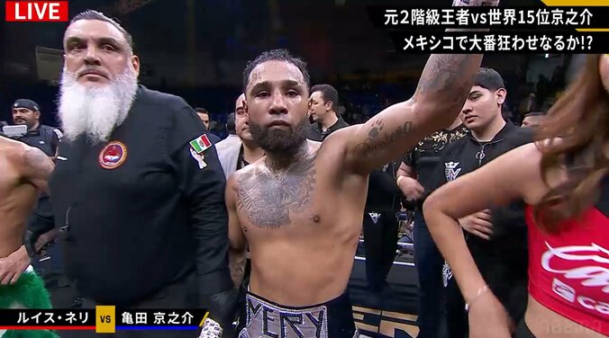 勝ち名乗りを受けるネリ