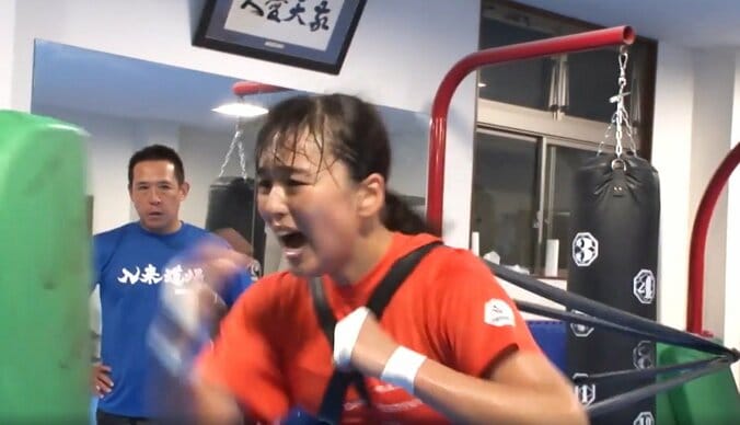 高速パンチを磨く目代