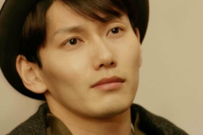 【写真・画像】有名政治家のイケメン息子、”バスタオル1枚”姿の21歳新人女優と「くすぐったい」初対面で大胆行動　1枚目