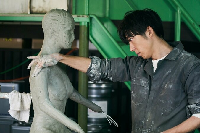 真剣な目つきでラブドールを造る高橋一生…映画『ロマンスドール』より場面写真解禁 2枚目