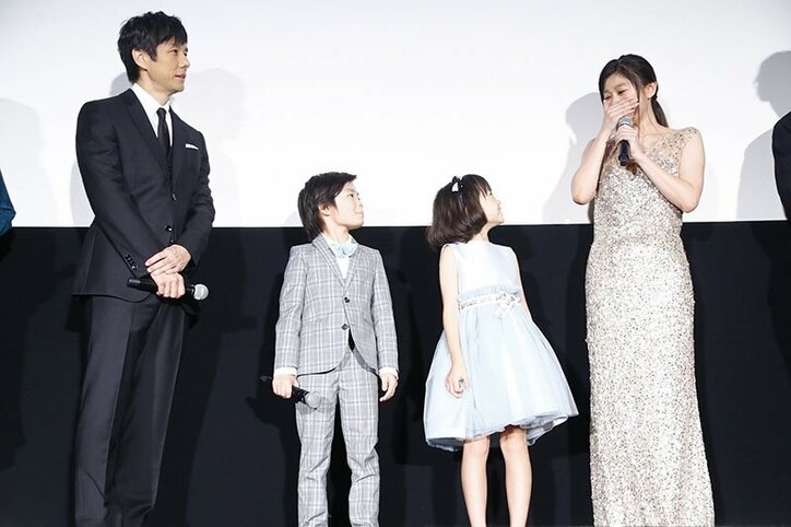 篠原涼子、子役からのサプライズに号泣！　“家族”が揃った『人魚の眠る家』公開記念舞台挨拶