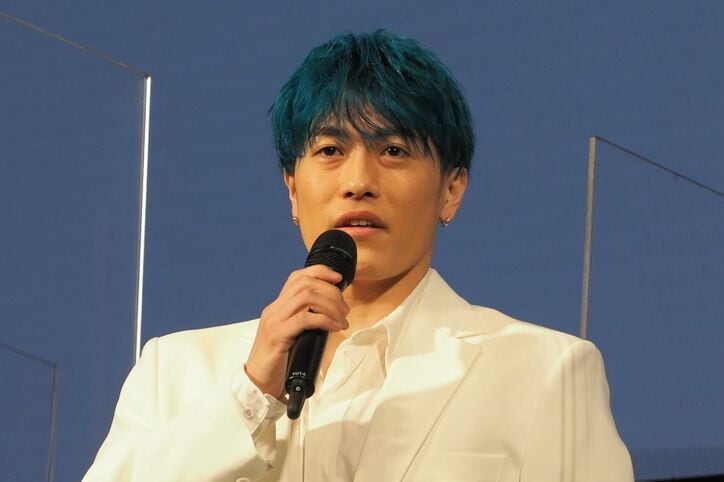 片寄涼太、上映後の歌披露に「いっぱいいっぱいになって泣きそうに」GENERATIONSが白スーツでそろい踏み『昨日より赤く明日より青く』舞台挨拶