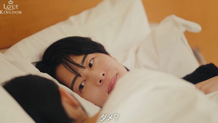 【写真・画像】ランジェリー姿の異次元スタイル美女にベッドで抱きつかれ…イケメン俳優の理性が限界に 2枚目