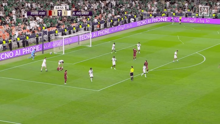 武藤は主審に抗議したが…