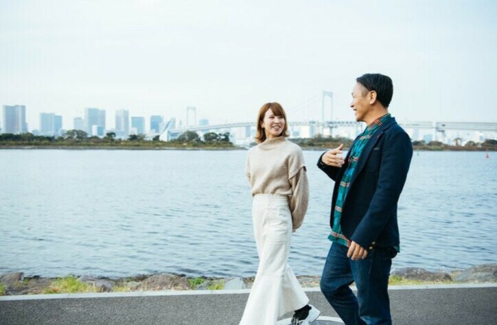 【画像】川沿いを歩くはんにゃ・川島夫婦