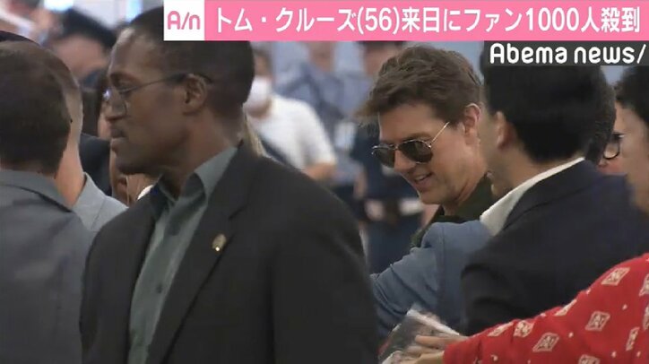 トム・クルーズ来日、ファンに“神対応”で話題 約1000人から大歓声