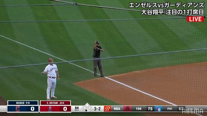 「ホントかよ！？」大谷翔平、ハーフスイングの厳しい判定に三塁コーチもお手上げ状態 ファンも同感「ギリギリ止まってるぞ！」