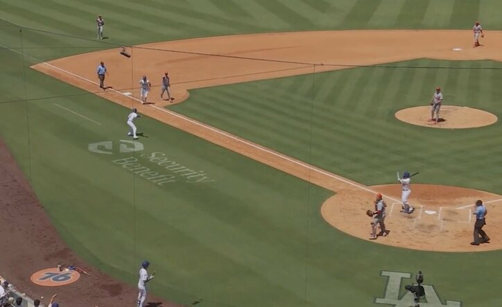 【写真・画像】なんだこれは…？ 大谷翔平、エグい160キロ剛速球を“膝元ズバン”「えげつない」相手打者が手も足もでない“見逃し三振”「ビタビタだな」　1枚目