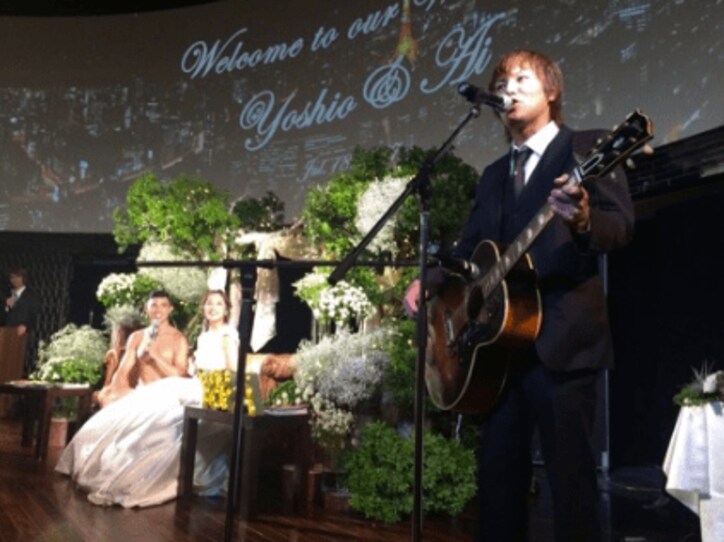 狩野英孝、小島よしおの結婚披露パーティーで歌贈る