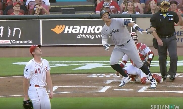 【写真・画像】捕手が吹っ飛んで回転！ 爆速走塁で“ありえない光景”「事故やん」スパイク脱げて全力疾走…ヤ軍チザムの本塁生還が話題に　1枚目