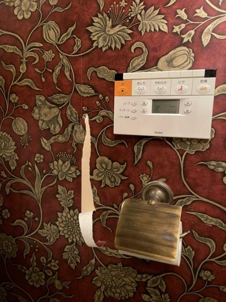  假屋崎省吾、個展会場である自宅のトイレの壁紙が破損「あきらかにわざとです」 