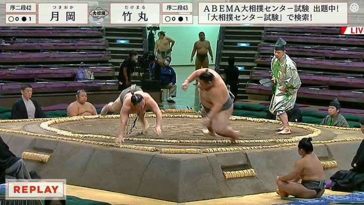 こっちが勝ち？そっちが勝ち？同時にばったり倒れた2人の力士、際どい勝負に思わず見つめ合った一瞬