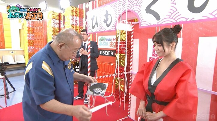 【写真・画像】鶴瓶、“セクシーくじびき”でまさかの写真引く 出演者も「これは当たりやわ！」　2枚目