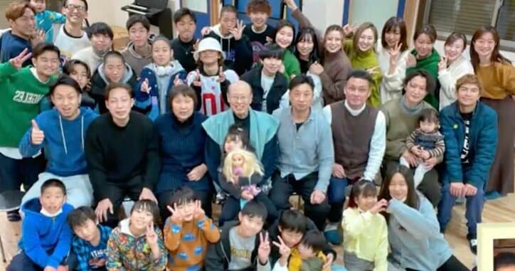 【写真・画像】「総勢42人」38歳美人母が公開した”大家族の正月写真”にみちょぱら驚愕「ちっちゃな町の集会みたい」「お年玉怖いよ」　1枚目