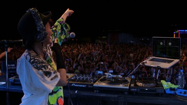 テンション高すぎる「パリピ」女子が踊り、走り、泡まみれ