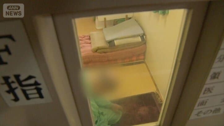敷物を敷いて礼拝を行うイスラム教徒のセルビア人受刑者B