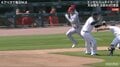 ヤバい！あいつ、足速いのよな！？大谷翔平、快足内野安打に相手守備陣がコミカルなドタバタ劇