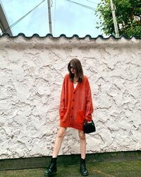 「着こなしもバッチリ」「ほっそ！かっわい！」マギー、スラリとした美脚が際立つニットコーデに絶賛の声