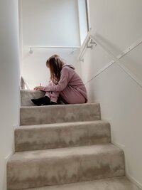 アレクサンダー『階段で仕事するのんちゃん‼️』