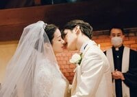 足立梨花、夫・塩野瑛久と結婚式でキス！（16分頃～）