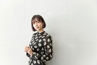 「可愛くて素敵」「お花が似合う」モデル雀士・岡田紗佳、シックな花柄黒ワンピ姿に称賛続々