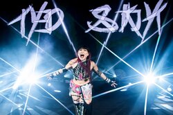 イヨ・スカイ、祝勝報告が台無しになり“日本語で”ブチギレ「オマエもだよ！」ライバル2人はドン引き