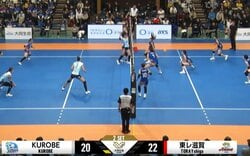 女子バレー、“軟体美技”の開脚レシーブ 地面スレスレで得点に繋がる好プレー コートを叩きながら大喜び