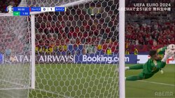 「バスケ選手くらい手のひらデカい」「やばすぎだろ」スペイン代表GKラヤがビッグセーブ連発！絶体絶命の危機に豪快横っ飛び＆完璧すぎるキャッチングの瞬間