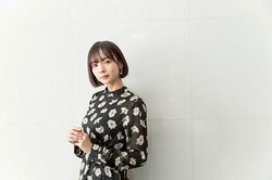 「可愛くて素敵」「お花が似合う」モデル雀士・岡田紗佳、シックな花柄黒ワンピ姿に称賛続々