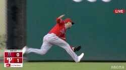 「壁気をつけて」「よく捕った」「怖い笑」 フェンス際でフライを追いかけるウォードにファンひやひや