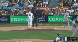 審判殴られるかと思った… “乱闘男”がブチギレ！際どい判定にバットを振りかざして激怒　監督も乱入、一瞬で2人連続退場する衝撃の瞬間 「そりゃキレるだろ」「ボールだろw」