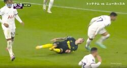 ぶっ倒して何が悪いんだよ？→サポーターがブチギレ！「悪い奴だな」「反省しろよ！」 潰しにかかった容赦ない“強烈タックル”が炸裂 アルゼンチン代表DFのラフプレーに大ブーイングの嵐