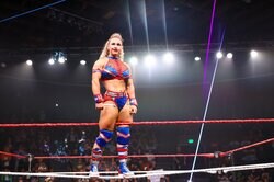 ムキムキ小柄女子レスラー、恒例の“筋肉自撮り”が今回もスゴい…バキバキに盛り上がった二の腕＆太ももにファン騒然