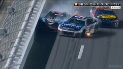 レース再開直後の大波乱！マシン、“火を噴きながら”衝突の連鎖「3台とも滑っているので…」玉突き事故に放送席思わず言及