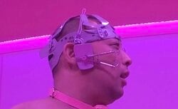 トム・ブラウンみちお、美女2人の“エスカレートする誘惑”を口半開きで凝視