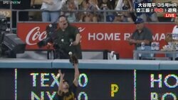 超ファインプレーのはずが… ドジャース戦で飛び出した“アシストホームラン”の一部始終 全力プレーがまさかの結果に「これはしゃあない」「かわいそう」 