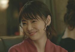 倉科カナ、スタイル抜群のドレス姿で妖艶な微笑み…謎多き美人ラウンジ嬢役の“視線演技”に「美しすぎて怖い」『グレイトギフト』3話